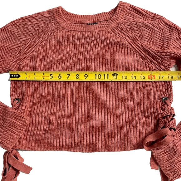 Moon & Madison Dusty Rose Knit Sweater Women’s Small Lace-Up Sides Cropped - Picture 6 of 9